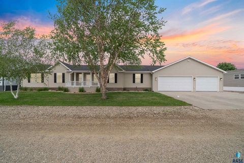 Mobile Home For Sale - 702 Lighthouse Island Avenue<br/> Lake Andes, SD 57356