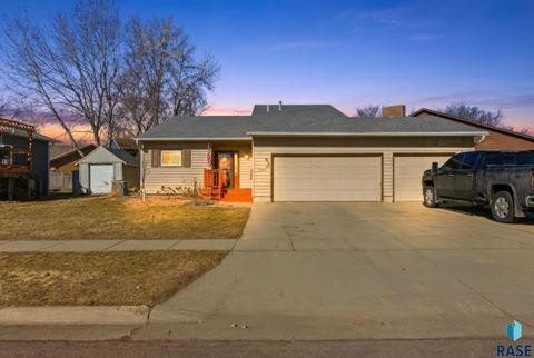 Photo of 5008 E Centennial Ln, Sioux Falls, SD 57110 (MLS # 22601647)