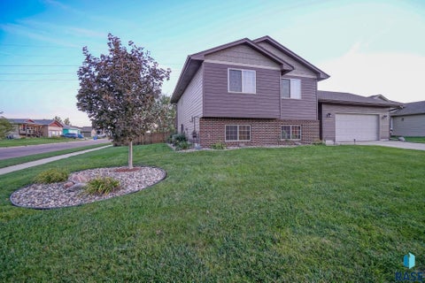 Photo of 8801 W Stoney Creek St, Sioux Falls, SD 57106 (MLS # 22607798)