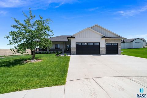 Photo of 7317 E Misty Knoll Cir, Sioux Falls, SD 57110 (MLS # 22603771)