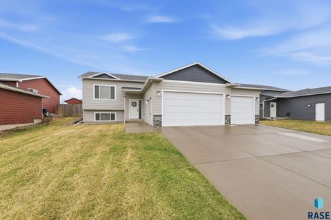 Photo of 4000 S Pisidian Ave, Sioux Falls, SD 57110 (MLS # 22602364)