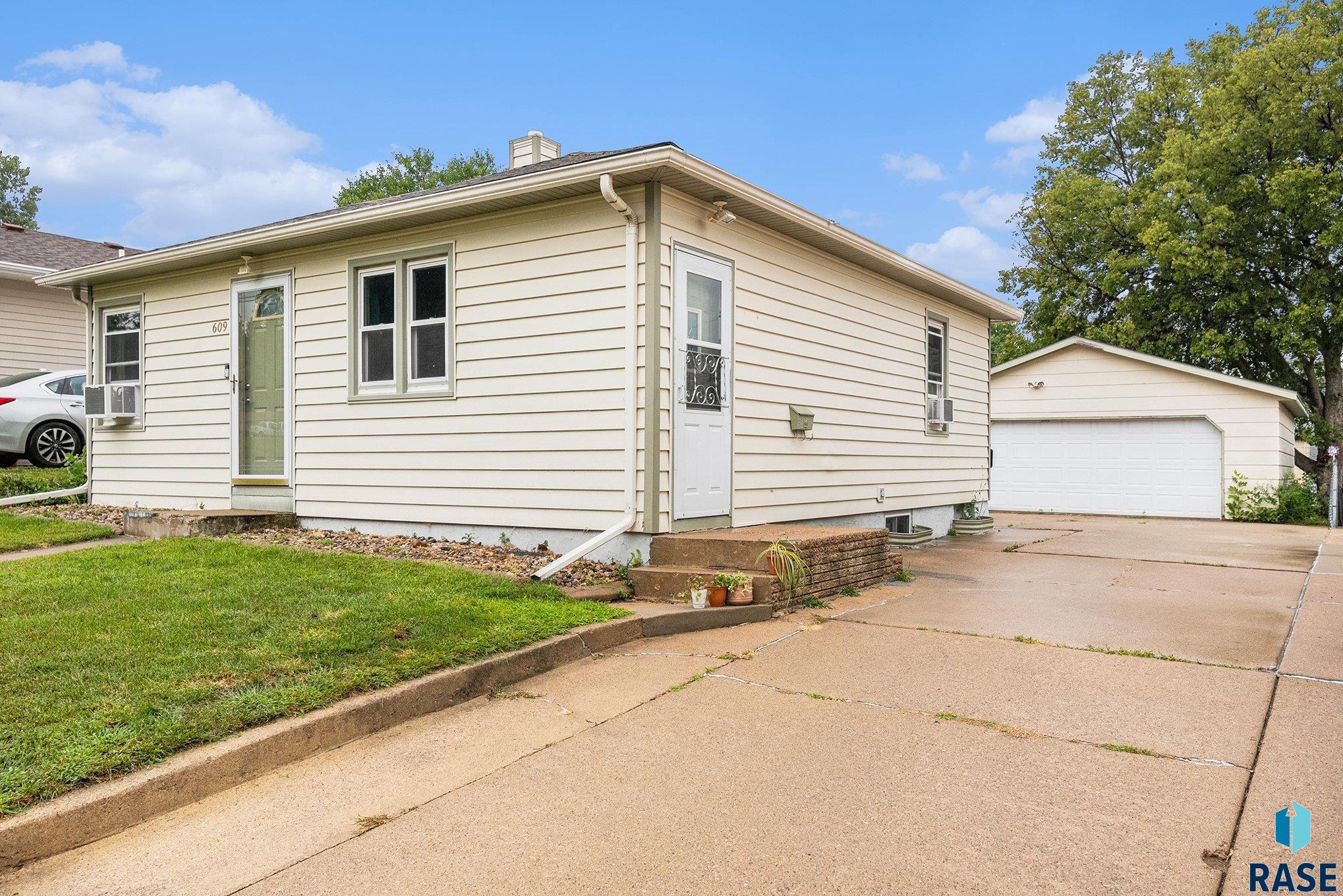 Sioux Falls, South Dakota 57105, United States, 2 Bedrooms Bedrooms, ,1 BathroomBathrooms,Residential,Active,201999