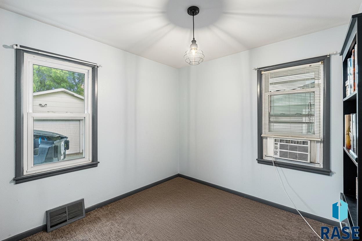 Sioux Falls, South Dakota 57105, United States, 2 Bedrooms Bedrooms, ,1 BathroomBathrooms,Residential,Active,201999