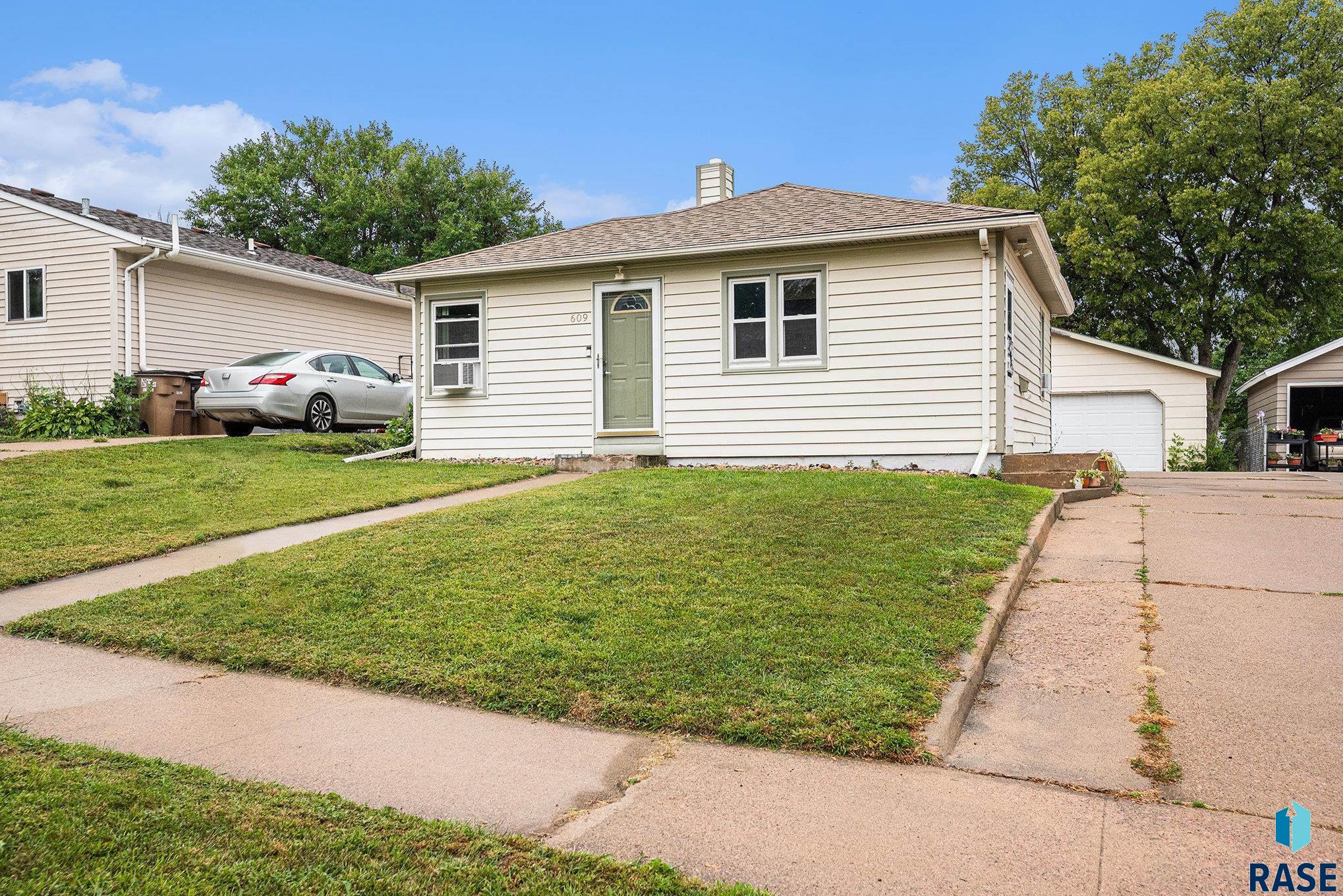 Sioux Falls, South Dakota 57105, United States, 2 Bedrooms Bedrooms, ,1 BathroomBathrooms,Residential,Active,201999