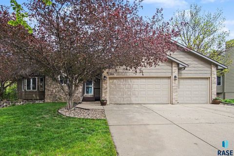 Photo of 3808 S Kris Dr, Sioux Falls, SD 57103 (MLS # 22603340)