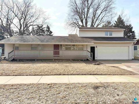 Photo of 5209 W Thurman Dr, Sioux Falls, SD 57106 (MLS # 22601475)