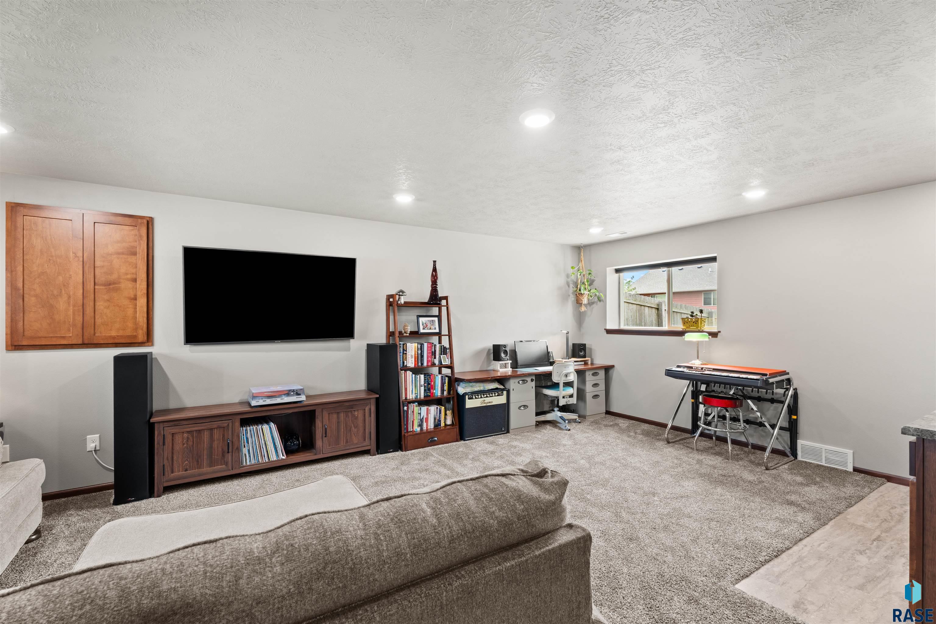 Harrisburg, South Dakota 57032, United States, 3 Bedrooms Bedrooms, ,2 BathroomsBathrooms,Residential,Active,227714