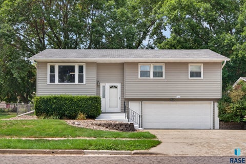 Photo of 805 S Rohl Dr, Sioux Falls, SD 57103 (MLS # 22606203)