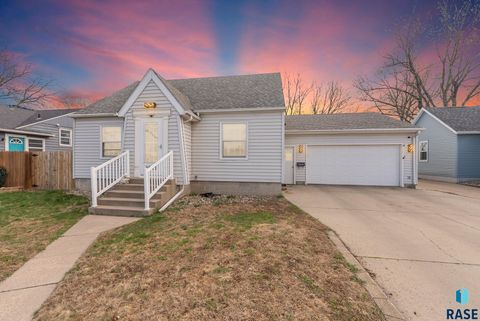 Photo of 1016 N Hudson Ave, Sioux Falls, SD 57104 (MLS # 22602657)