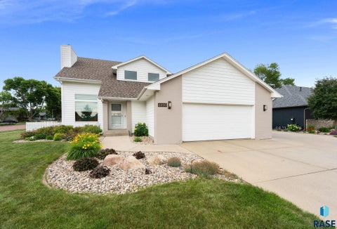 Photo of 2200 S Crown Hill Dr, Sioux Falls, SD 57106 (MLS # 22604493)
