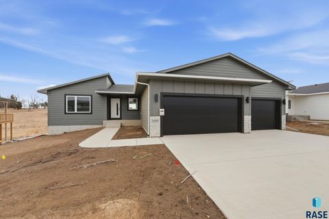 Photo of 5405 E Brennan Dr, Sioux Falls, SD 57110 (MLS # 22505213)