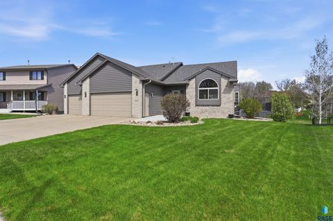 Photo of 6612 W Thatcher Dr, Sioux Falls, SD 57106 (MLS # 22602988)