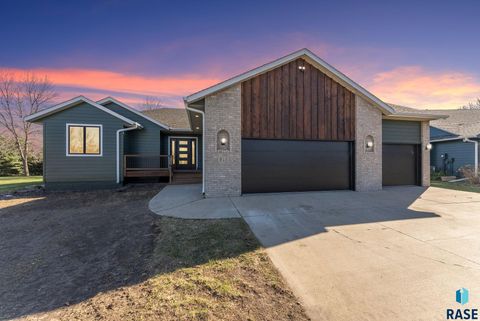 Photo of 813 E Heatherwood Dr, Brandon, SD 57005 (MLS # 22602484)