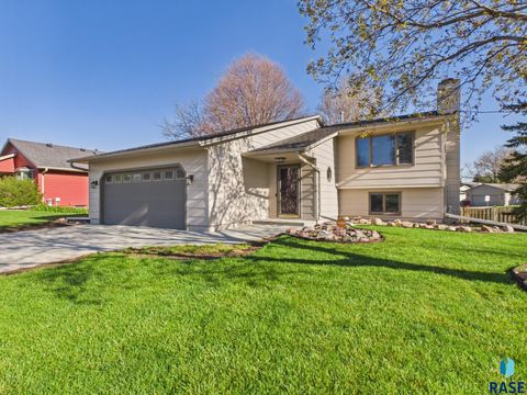 Photo of 701 N Savannah Dr, Sioux Falls, SD 57103 (MLS # 22602976)