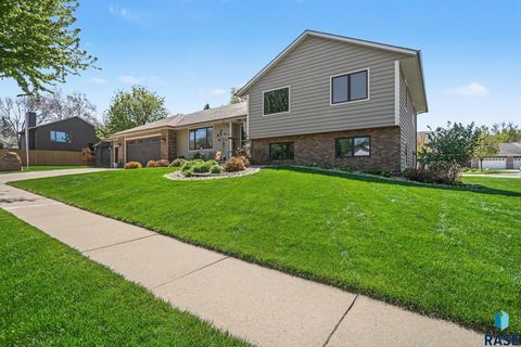 Photo of 3301 E Marson Dr, Sioux Falls, SD 57103 (MLS # 22603251)