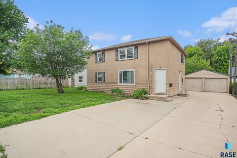 Photo of 1309 S Gary Dr Drive, Sioux Falls, SD 57103 (MLS # 22508029)