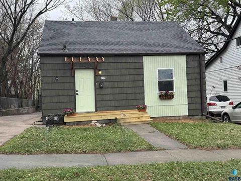 Photo of 413 S West Ave, Sioux Falls, SD 57104 (MLS # 22602158)