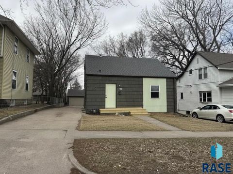 Photo of 413 S West Ave, Sioux Falls, SD 57104 (MLS # 22602158)