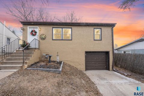Photo of 608 S Highland Ave, Sioux Falls, SD 57103 (MLS # 22600422)