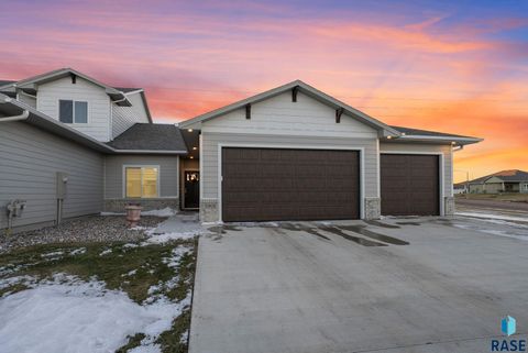 Photo of 5901 S Spirea Ave, Sioux Falls, SD 57108 (MLS # 22602496)