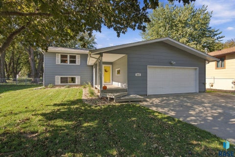 Photo of 2017 S Fox Trl, Sioux Falls, SD 57103 (MLS # 22607862)