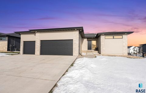 Homes For Sale - 7400 E Shadow Pine Circle<br/> Sioux Falls, SD 57110