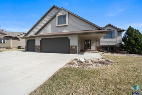 Photo of 7624 S Courtyard Cir, Sioux Falls, SD 57108 (MLS # 22601877)