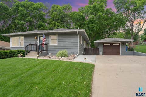 Homes For Sale - 2201 S Crestwood Road<br/> Sioux Falls, SD 57105