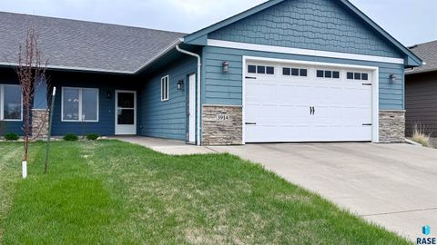 Photo of 3914 E Brewster St, Sioux Falls, SD 57108 (MLS # 22602715)