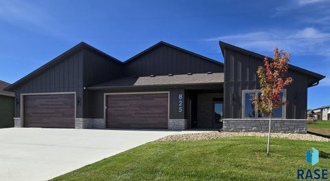 Photo of 825 N Sylvan Dr, Sioux Falls, SD 57110 (MLS # 22607741)