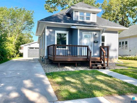 Photo of 603 S Hawthorne Ave, Sioux Falls, SD 57104 (MLS # 22602194)