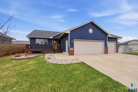 Photo of 1905 S Shaw Ave, Sioux Falls, SD 57106 (MLS # 22602415)