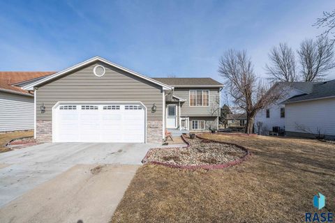 Photo of 4620 E Hanna Cir, Sioux Falls, SD 57110 (MLS # 22601097)