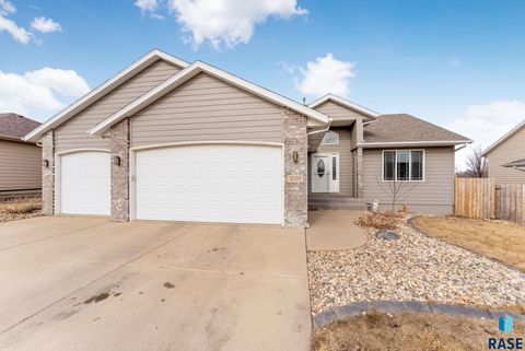 Photo of 3008 W Courtyard Ln, Sioux Falls, SD 57108 (MLS # 22601630)