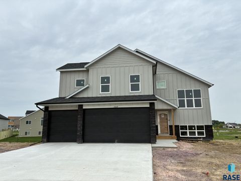 Photo of 2009 N Goldberg Cir, Sioux Falls, SD 57107 (MLS # 22603670)