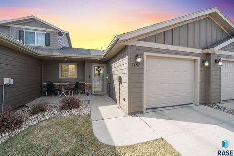 Photo of 2424 E Meadowside Pl, Sioux Falls, SD 57108 (MLS # 22602420)