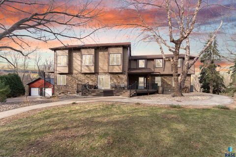 Photo of 1305 S Barbara Cir, Sioux Falls, SD 57110 (MLS # 22602610)