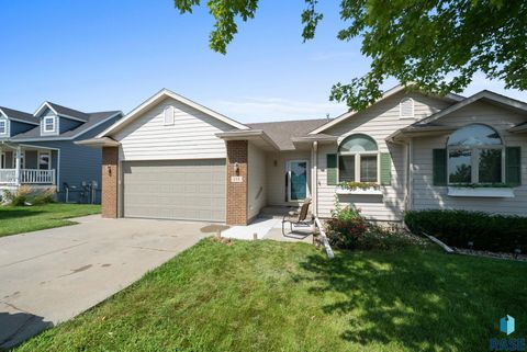 Photo of 519 S Horizon Cir, Sioux Falls, SD 57106 (MLS # 22602644)
