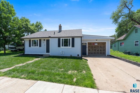 Homes For Sale - 276 E 3rd Street<br/> Parker, SD 57053