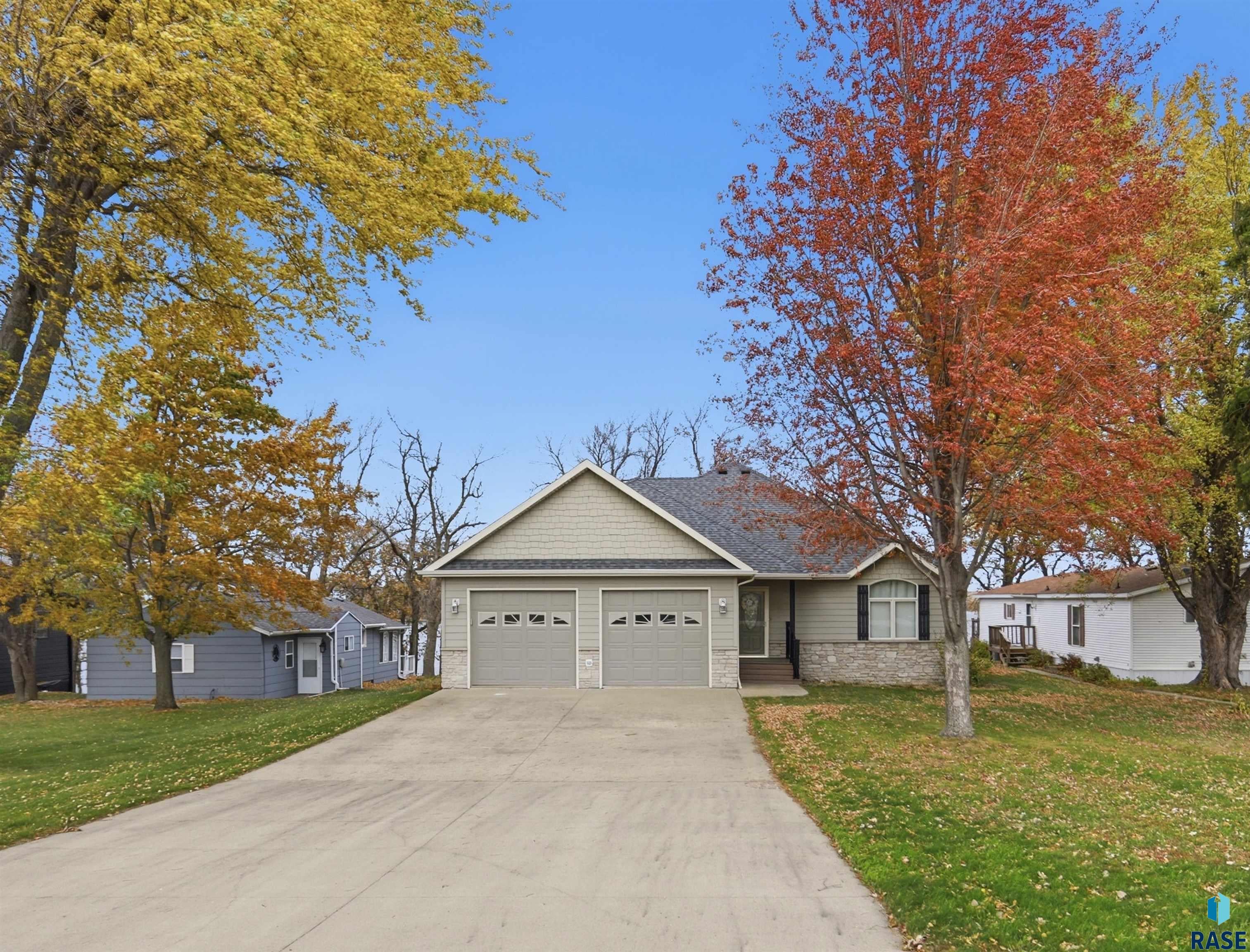 2700 Edgewater Dr