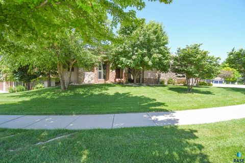 Photo of 1325 W Wicklow Ct, Sioux Falls, SD 57108 (MLS # 22601419)