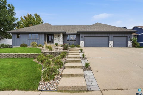 Homes For Sale - 2700 E 33rd Street<br/> Sioux Falls, SD 57103