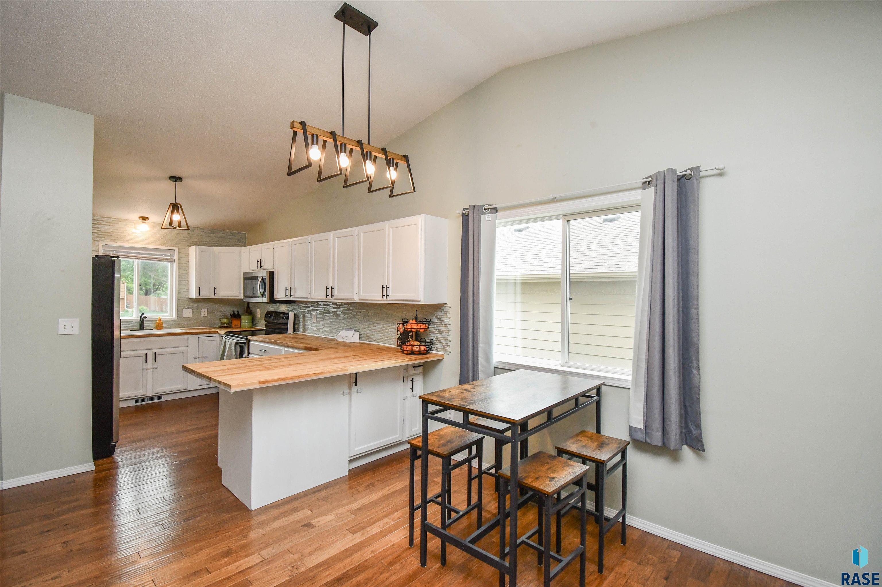 201 S Foss Ave