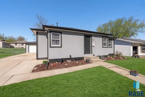 Homes For Sale - 917 S Stephen Avenue<br/> Sioux Falls, SD 57103