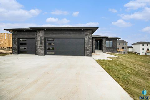 Photo of 2812 S Dunraven Ave, Sioux Falls, SD 57110 (MLS # 22600619)