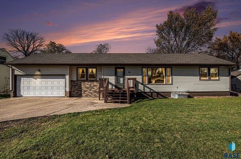 Homes For Sale - 915 N Lincoln Avenue<br/> Madison, SD 57042