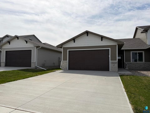 Homes For Sale - 5221 E 67th Street<br/> Sioux Falls, SD 57108