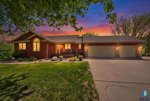 Photo of 8508 E Saddle Creek Rd, Sioux Falls, SD 57110 (MLS # 22603371)
