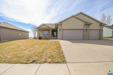 Homes For Sale - 601 Emmett Trail<br/> Harrisburg, SD 57032