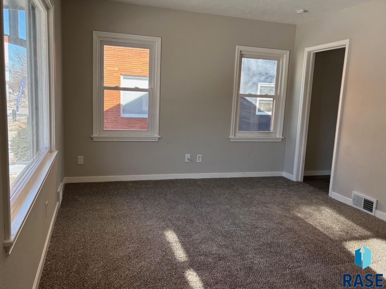 708 S Summit Ave - Photo 3